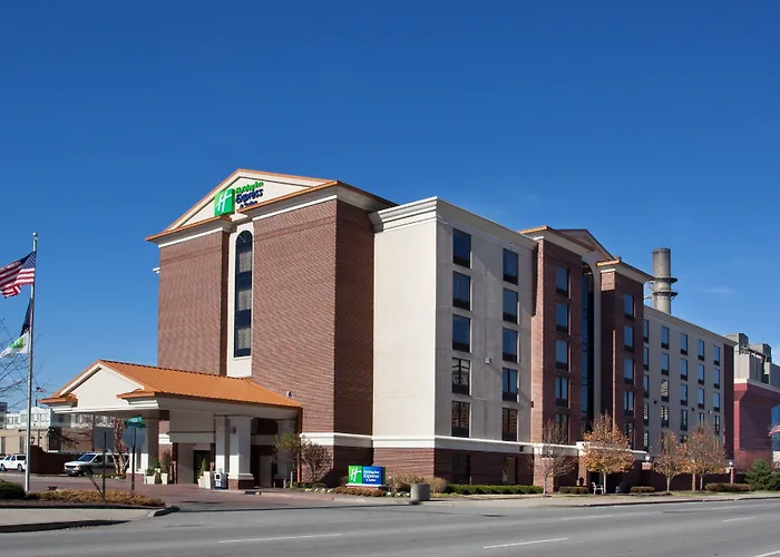 Indianapolis Hotels with Tennis Court